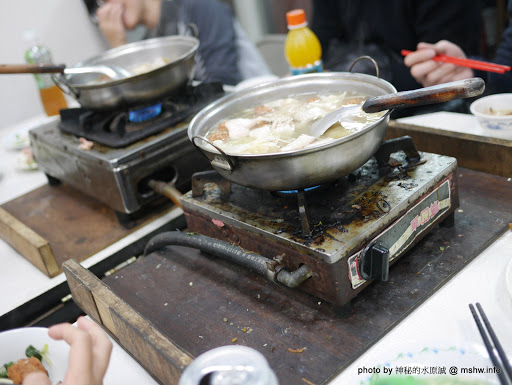 【食記】台中士官長酸菜白肉鍋-士官長野地餐廳@北區武昌公園 : 吃粗飽還得將就一下,取名野地餐廳就可以弄這麼髒嗎? 中式 北區 區域 台中市 晚餐 火鍋/鍋物 飲食/食記/吃吃喝喝 