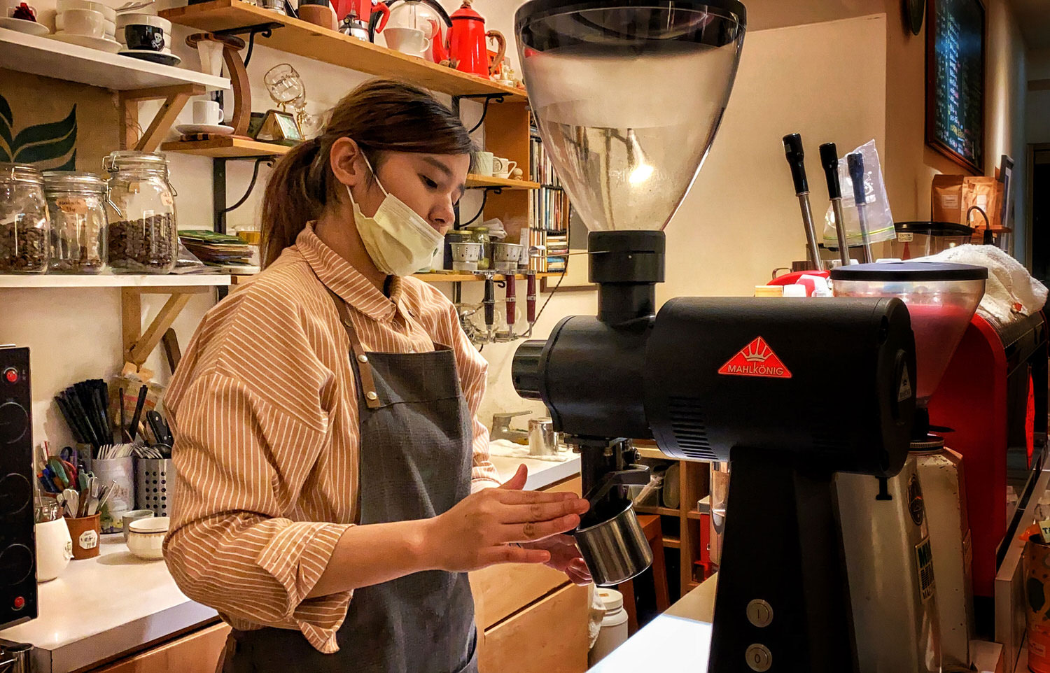 咖啡實驗室·Coffee lab-店員正在現磨豆子