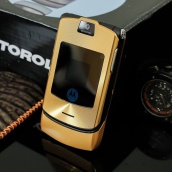 Điện thoại Motorola V3i vàng giá rẻ nắp gập tặng phụ kiện (pin+sạc)