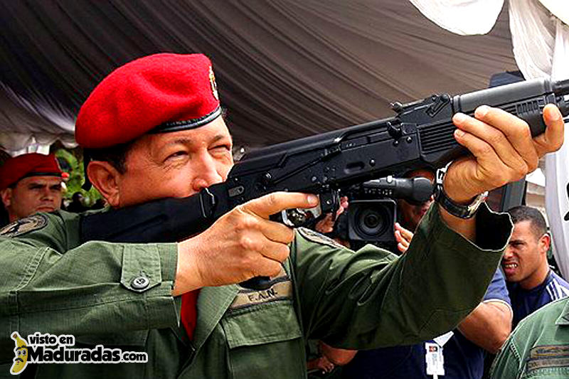 Hugo Chavez disparando un arma 
