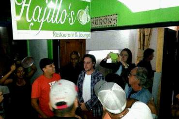 Roque Valero fue caceroleado en restaurante de El Hatillo y así reaccionó + VIDEO