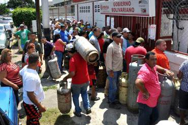 ¡SOLO EN SOCIALISMO! Venezuela, la mayor reserva de petróleo, sin gas para cocinar (+Fotos)