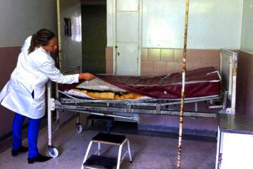 ¡DESASTRE! Paciente con Guillain Barré es hospitalizado en silla de rueda «porque no hay camas»
