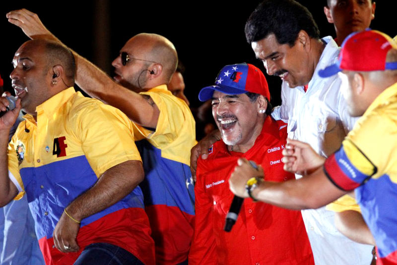 Diego-Armando-Maradona-con-Nicolas-Maduro-06142014-800x533