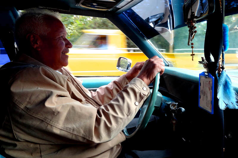 ¡INGENIOSO! Entérate de lo que pide este taxista a cambio de “carreritas” (+Foto)