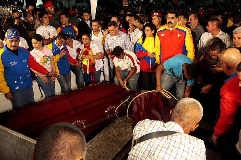 Nicolas-Maduro-Cilia-entierro-Serra-3