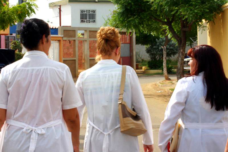 Medicos-barrio-adentro-doctores-enfermeros