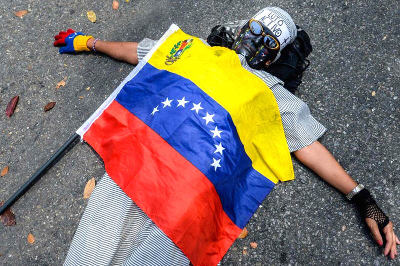 Protestas-en-Venezuela-Venezolanos-Protestando-2-800x533-asesinatos jovenes