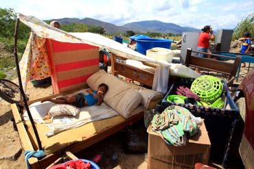 ¡INHUMANO! Colombianos deportados improvisan viviendas para mantener sus pertenencias