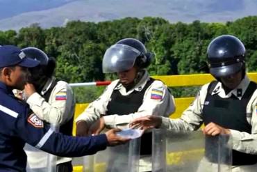 Bomberos de Colombia dieron agua a efectivos de la GNB: las imágenes causaron furor en redes