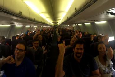 ¡HERMOSO! Las fotos de un avión lleno con venezolanos regresando a NY luego de haber votado