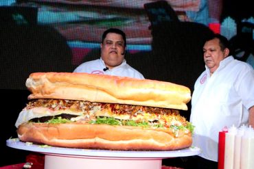 ¡AQUÍ LA TIENES! Elaboran en Maracaibo la hamburguesa más grande de Latinoamérica