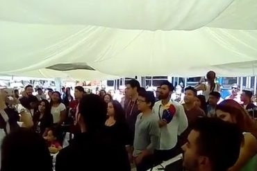 ¡CONMOVEDOR! Caraqueños celebran el 1% de Nueva Esparta cantando el himno (+Video)