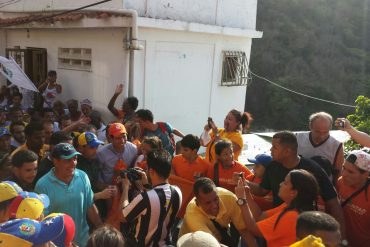 ¡SIGUE LA VIOLENCIA ROJA! Grupos chavistas agreden a opositores en caminata de Capriles en La Guaira