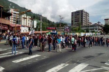 ¡ATENCIÓN! Policía dispersó con gases lacrimógenos manifestación estudiantil en Mérida