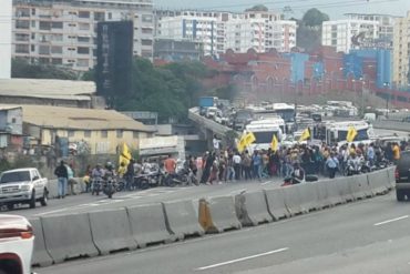 ¡ÚLTIMA HORA! Estudiantes trancan la autopista Francisco Fajardo a la altura de Plaza Venezuela