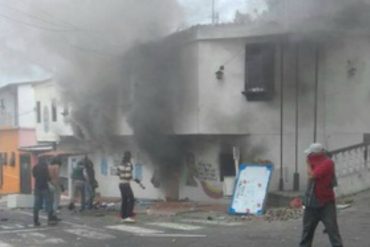 ¡SIN MIEDO! Quemaron sede de Politáchira tras la muerte de manifestante en Capacho (+Fotos)