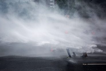 ¡CORAJE! «Esto es resistencia, no hay otra»: GNB impidió con agua y lacrimógenas que la oposición llegara a la Cancillería