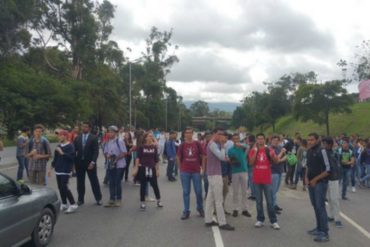 ¡CALLE Y MÁS CALLE! Estudiantes de la UCAB protestaron en la autopista Francisco Fajardo