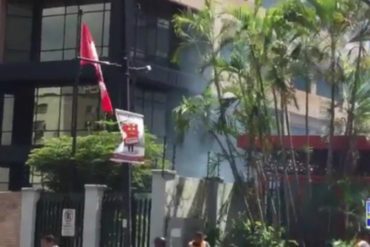 ¡GRAVE! PNB atacó con lacrimógena la embajada de Canadá en Altamira (+Video)