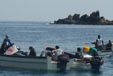 ¡EL COLMO! En Margarita se lanzaron al mar para saquear una lancha con sardinas (FOTO)