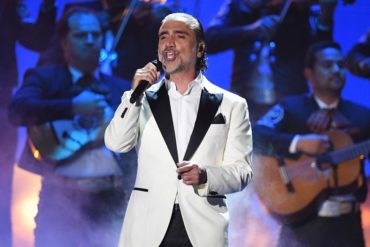 ¡SOSPECHOSO! La extraña conducta de Alejandro Fernández en un concierto que preocupa a sus fanáticos (+Video)