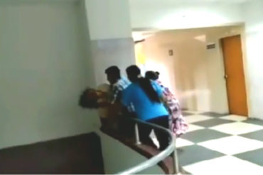 ¡DESGARRADOR! Paciente intenta lanzarse de un piso 2 de hospital en Táchira en medio de desespero por no ser atentida (+Video)