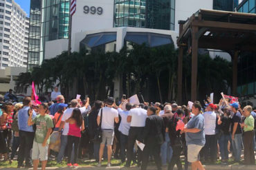 ¡POR CÓMPLICE! Venezolanos en Miami le exigen a Salt Bae una «disculpa pública e inmediata» (+Videos)