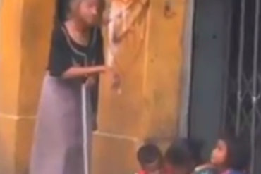 ¡PARTE EL ALMA! El desgarrador video de una anciana caraqueña alimentando a sus nietos en la calle con restos de comida