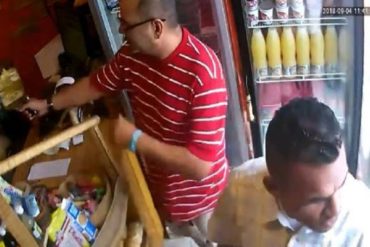 ¡EL COLMO! Este hombre sacó su arma para robar chucherías en una bodega (+Video +por favor)
