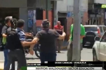 ¡ALERTA! Intentaron apuñalar a un periodista y agredieron a otros reporteros durante protesta en las afueras del Ministerio de Educación (+Video)