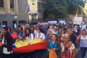 ¡TERRIBLE! La cruda consigna que gritaron maestros frente al Ministerio de Educación: Los venezolanos estamos muriendo de hambre (+Videos)