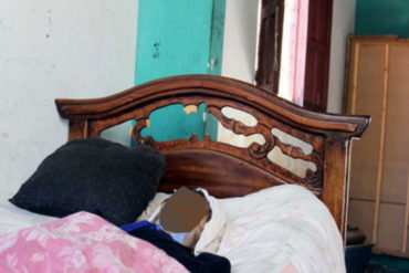 ¡QUÉ TRAGEDIA! El cuerpo de un hombre es velado en una cama en Maracaibo (Su familia no tiene dinero para sepultarlo)