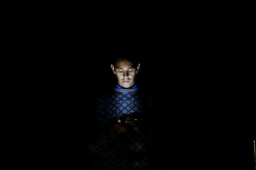 “Esto es ser estudiante universitario en Venezuela”: la foto de un joven completando un informe con una vela se viralizó en redes