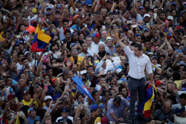 ¡EN LA LLAGA! La filosa punta de Guaidó a Maduro: «Cuando estás a la altura de tu pueblo, no hacen falta tarimas»