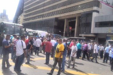 ¡PREOCUPANTE! Denuncian que colectivos retienen a jóvenes por gritar “Maduro, co*o ‘e tu madre” (Los llevaron al Ministerio de Transporte)