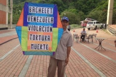 ¡SIEMPRE PRESENTE! El señor del papagayo llegó hasta la Unimet para dejarle este mensaje a Bachelet (+Foto)