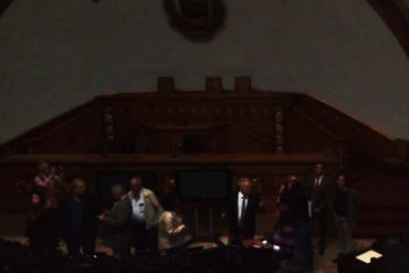 ¿HASTA CUÁNDO? Sesión de la Asamblea Nacional terminó a oscuras tras apagón (+Video)