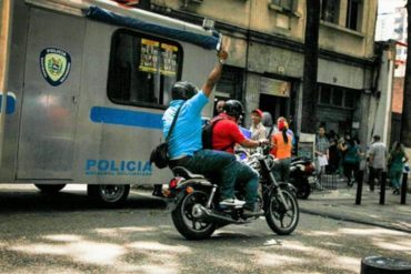 ¡INACEPTABLE! La foto que confirma que colectivos dispararon en la protesta de docentes a la vista de la PNB