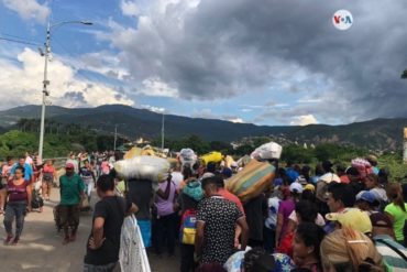 ¡LE CONTAMOS! Venezolanos cruzaron la frontera para abastecerse a pocas horas del cierre de los pasos (+Video)