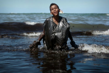 ¡GRAVE! Petrobras confirmó que crudo derramado en playas de Brasil proviene de tres campos petroleros venezolanos