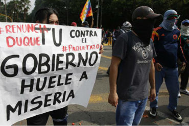 ¡CANSADO! Este colombiano mostró su trasero para protestar contra el gobierno