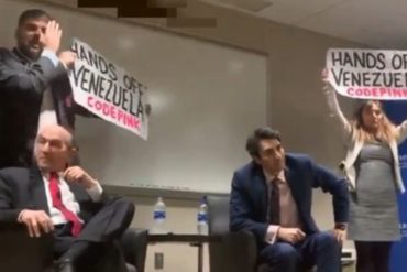 ¡PATÉTICOS! Chavistas gringos sabotearon un discurso que dirigía Elliott Abrams: Lo acusaron de “crímenes de guerra” por las sanciones (+Videos)