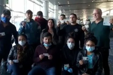 ¡QUÉ DURO! Venezolanos varados en el aeropuerto de Bogotá al gobierno de Colombia: “Les suplicamos que nos dejen entrar” (+Video)