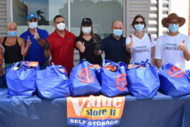 ¡SEPA! Venezolanos en situación “precaria” en Miami reciben bolsas de comida