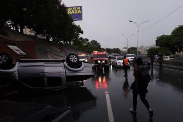 ¡APARATOSO! Se volcó una camioneta en la autopista Francisco Fajardo durante fuertes lluvias este #25Jul (+Fotos)