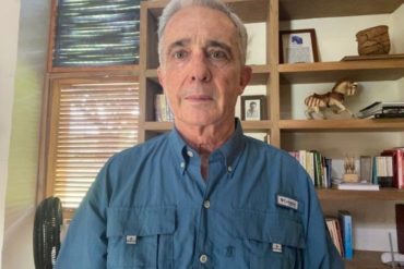 ¡ASÍ LO DIJO! “Sin pruebas, me interceptaron ilegalmente”: Álvaro Uribe publica su primera foto tras ser “reseñado como preso”