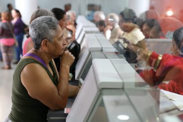¡MUY MAL! Pensión de los jubilados venezolanos se va casi íntegramente en pasajes para ir al banco