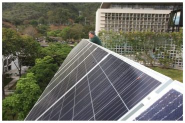 ¡VEA! La UCAB inauguró la primera aula abierta del país con paneles solares y una turbina eólica