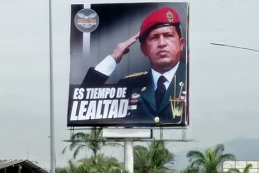 ¡AY, POR FAVOR! La penosa valla que instaló el Dgcim en La Carlota con el rostro de Chávez para pedir “lealtad” a sus funcionarios
